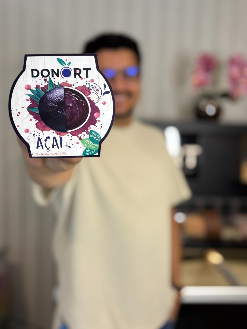Pessoa apresentando o creme de frutas Donort sabor açaí