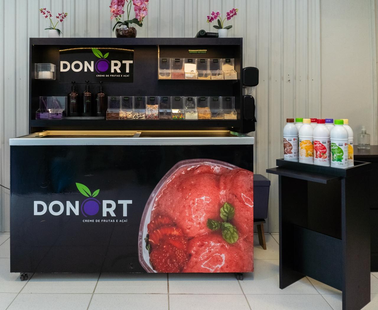 Freezer e exposição dos produtos Donort em um comércio